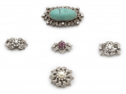 639.  Cierre para collar con rosetón de brillantes rodeado por hojas, y flanqueado por dos brillantes.