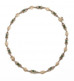 20.  Collar Isabelino de esmeraldas y diamantes entre piezas de motivos decorativos de filigrana,
