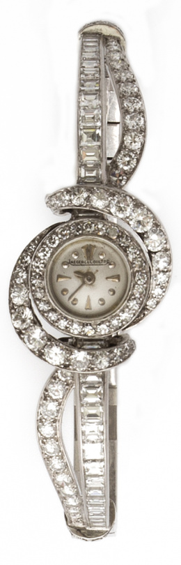 700.  Reloj JAEGUER LE COULTRE años 60 con brillantes y baguettes en oro blanco de 18K. Numerado 123082.
