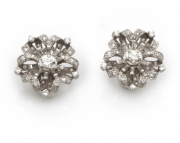 640.  Elegantes pendientes en forma de flor de brillantes y baguettes.