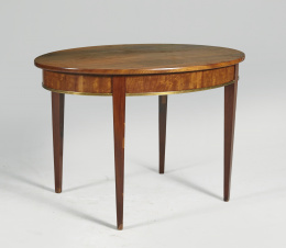 1054.  Mesa oval de estilo directorio en madera de caobaS. XIX .