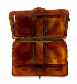 691.  Trusseau años 30’ en pasta imitando carey con varios compartimentos.