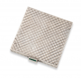 692.  Polvera en plata años 40 con decoración de rombos grabados y cierre de símil esmeraldas.