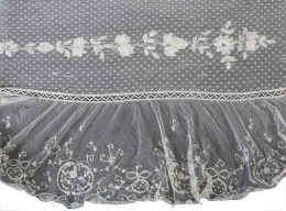 1504.  Cortina en plumetti, decoración súper puesta y bordada Inglaterra, ff. del S. XIX - pp. del S. XX.