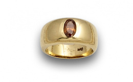 853.  Sortija con Diamante Fancy ,color de origen natural, “Deep Brownish Yellowish Orange “talla marquisse de 0,80 ctes, en montura de GREGORY, de oro amarillo de 18K.