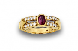 890.  Anillo GREGORY con rubí oval entre dos líneas de brillantes.