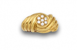 892.  Anillo GREGORY con pavé oval de brillantes en montura gallonada de oro amarillo de 18K.
