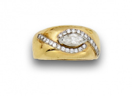 894.  Anillo GREGORY con diamante marquisse central y curvas de brillantes en oro amarillo de 18K.