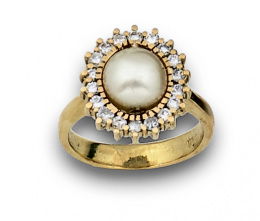 182.  Sortija con perla cultivada y orla de brillantes en oro amarillo de 18K.