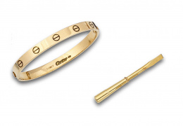 888.  Brazalete LOVE de CARTIER en oro de 18K en su estuche original. Numerado:443007