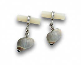 747.  Gemelos con concha adornada con cabuchones de zafiros y barra cilíndrica de nácar.