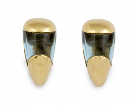 152.  Pendientes BVLGARI en diseño de banda arqueada con zafiro color agua tallado en forma de gota, en montura de oro amarillo de 18K