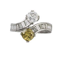 439.  Sortija tu y yo con brillante fancy amarillo natural y blanco, con diamantes talla trapecio y baguettes en montura abierta en el frente.