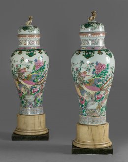 519.  Pareja de tibores “de soldado*” (Soldier Vases) y sus tapas en porcelana esmaltada siguiendo modelos de “familia rosa” de la época Qienlong.Samson, Francia, S. XIX.