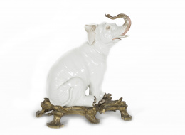 1208.  Elefante de porcelana esmaltada, siguiendo modelos de porcelana china para la exportación, sobre base de bronce.Probablemente, Samson, Francia, ff. del S. XIX..