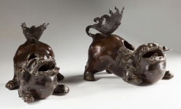 557.  Pareja de leones Foo en bronce. China, S. XVIII - XIX