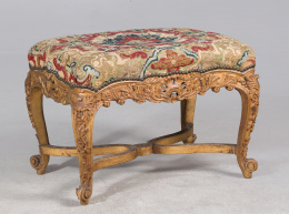 1039.  Taburete de madera tallada y dorada de estilo Luis XV, con tapicería en “gross point”.Principios del S. XX..