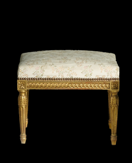 1049.  Banqueta estilo Luis XVI en madera estucada y dorada con tapicería de seda.Trabajo francés, pp. S. XX.