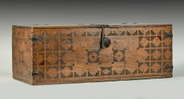 1149.  Arca en madera de cedro con decoración geométrica en el frente y los laterales y herrajes de hierro forjado y grabado.Mexico S. XVII.
