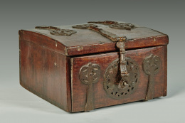 1147.  Arquilla papelera en madera de guanacaste y carey con herrajes de hierro forjado y grabado. Con tiradores de plata.Mexico S. XVII.