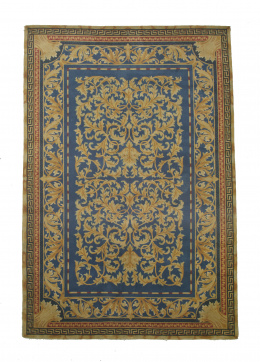 1123.  Alfombra en lana con campo azul y decoración vegetal, S. XX..