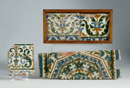 377.  Dos azulejos de cerámica esmaltada con la técnica de arista con decoración naturalista.S. XVI..