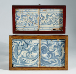 1109.  Pareja de azulejos de cerámica esmaltada en azul de cobalto decorados con hojasTalavera, S. XVII.
