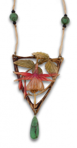 640.  Collar Art Nouveau de  ELISABETH BONTE c 1900 realizado en cuerno tallado y coloreado y pasta vítrea .Pende de cinta de hilos de seda y cuentas de pasta vítrea.Firmada en reverso.