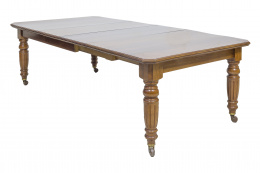 381.  Mesa de comedor extensible victoriana en madera de nogal con patas torneadas.Inglaterra, segunda mitad S. XIX.