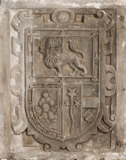 418.  Escudo nobiliario de fachada en piedra tallada.Trabajo español, pp. S. XVII..