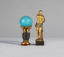 981.  Sello con atalantes sustentando un globo celeste, en ágata, bronce patinado, dorado y esmalte.Trabajo francés principios del S. XIX..