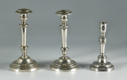 889.  Candelero neoclásico en plata, pp. S. XIX.Con marcas ilegibles..