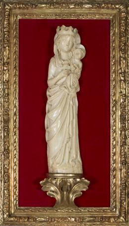 1329.  “Virgen con Niño”Escultura en marfil tallado.Francia, finales S. XIX.
