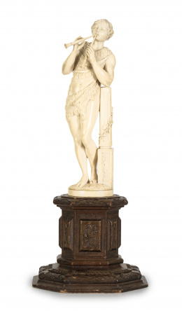 515.  “Marsias tocando el aulos”Escultura en marfil  tallada sobre pedestal de madera tallada. Escuela centroeuropea, h. 1760.