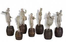 1185.  Siete músicos de marfil tallado, sobre barriles de madera.Trabajo francés,  Dieppe, siglo XIX.
