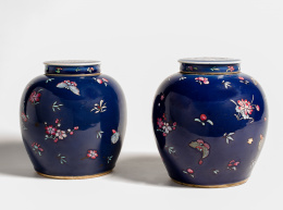 1152.  Pareja de jarrones globulares con tapa, primera mitad S.XIX.Decorados con flores y mariposas sobre fondo azul..