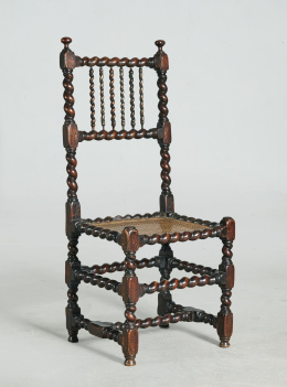 978.  Silla de madera de torneado torso.Trabajo portugués, S. XVII.