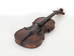 1099.  Violín en madera de abeto y arce con etiqueta en el interior de “Carlo Bergonzi”, fecha grabada en el reverso “1741”..