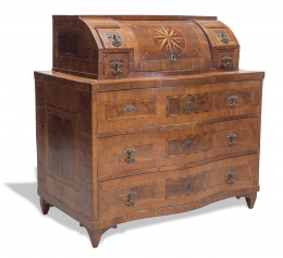 1077.  Cómoda-escritorio de madera de nogal y marquetería de limoncillo.Trabajo del sur de Alemanía, finales del S. XVIII..