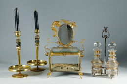 538.  Joyero de cristal y metal dorado forrado en capitoné en el ineterior.Trabajo francés, h. 1900..