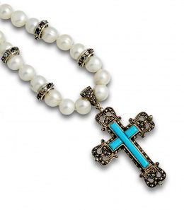 804.  Collar de perlas cultivadas de 9,5 mm ,con 4 entrepiezas de brillantes zafiros y rubíes en oro blanco, y cruz colgante de plata marcasitas y turquesas