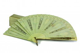 1.3.  Abanico de marfil con decoración calada, dorada y pintada.Trabajo francés, h. 1900.