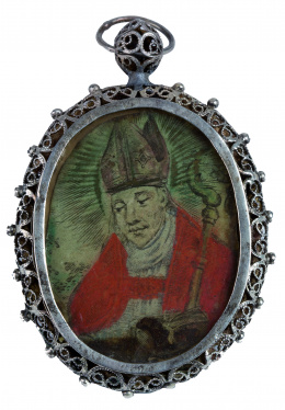 395.  Medalla devocional con grabados coloreados por ambas caras de las Inmaculada y un Santo, marco de plata en filigrana.Trabajo español, S. XVII.