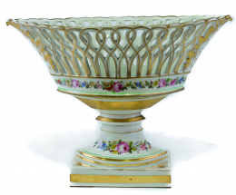 750.  Centro de porcelana esmaltada y dorada, de estilo imperio, decorada con flores.París, S. XIX