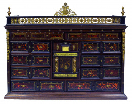 392.  Papelera Carlos II en madera de nogal, ebonizada y chapas de concha, con aplicaciones de bronce dorado.Trabajo español, finales S. XVII.