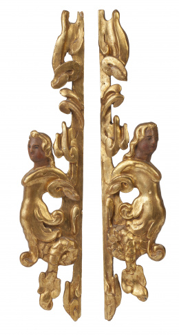 1079.  Pareja de remates en madera tallada y dorada con dos cabezas de ángel, S. XIX.