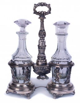 1031.  Portavinagreras de plata con decoración repujada de gusto francés. Marca frusta.Primer cuarto del S. XIX.