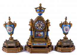 759.  Guarnición de chimenea Napoleón III de estilo Luis XVI, metal dorado y porcelana esmaltada de París.Francia, segunda mitad del S. XIX