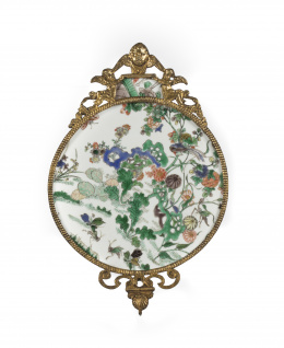 434.  Cornucopia de porcelana esmaltada con esmaltes de la familia verde, montado en bronce dorado.Dinastia Qing, periodo kangxi (1654 - 1722).