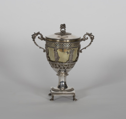 1130.  Copa compotera Imperio en plata y plata dorada el friso del cuerpo mostrando figuras mitológicas cuidadosamente cincelado.Punzones para París, 1819-1838..